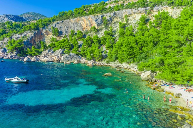 Nadar en aguas cristalinas, Bellezas de Dalmacia Central, Croacia