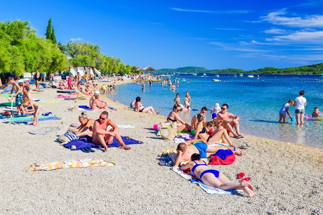 Mejor playa en Croacia con gente tomando el sol, Perlas entre Split y Opatija Premium