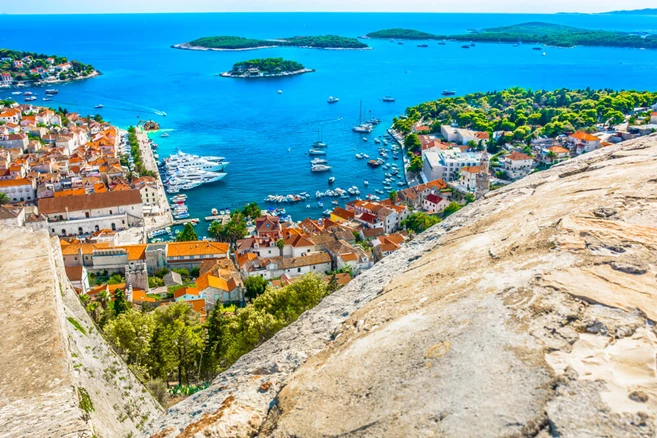 Vista panorámica de Hvar y las islas Pakleni.