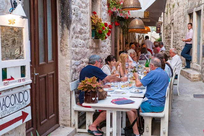 Restaurante lleno de gente en verano, Crucero de lujo superior Joyas del norte, Croacia