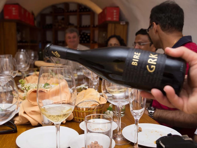 Cata de vinos locales en un viñedo tradicional de Korcula