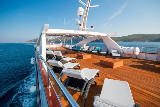 Relax en la cubierta, crucero pequeño por Croacia.