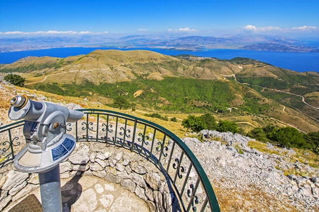 Vista de la isla de Corfu desde la cima del monte Pantokrator, Grecia