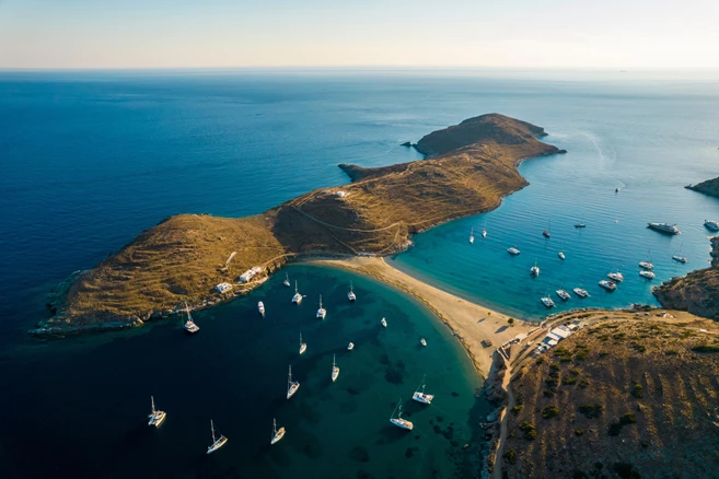 Kythnos, la famosa bahía doble de Kolonna