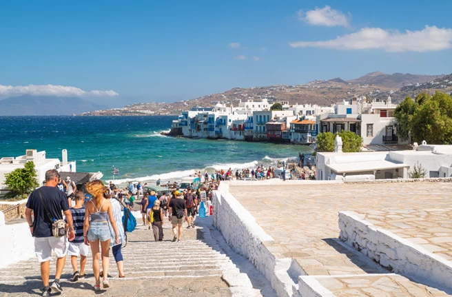 Turistas desembarcando del crucero y dirigiéndose a la ciudad de Míkonos