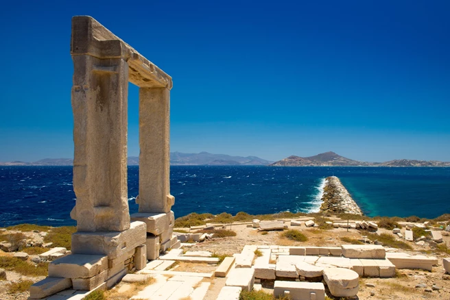 Acceso al templo de Apolo en Naxos