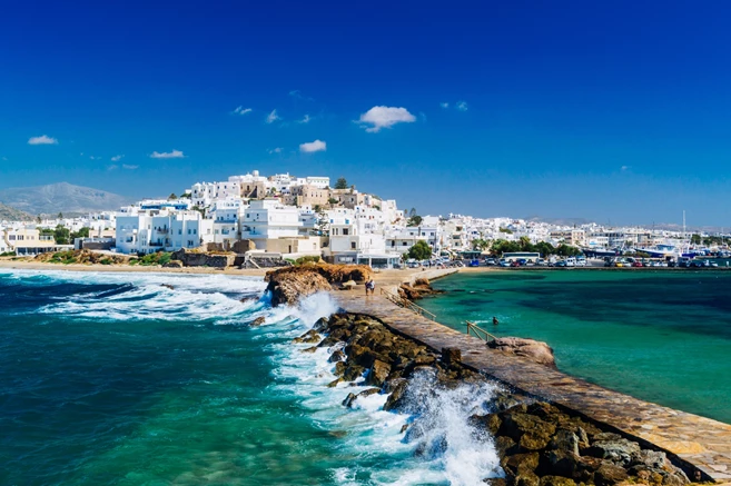 Vista de la ciudad de Naxos y las olas rompiendo, archipiélago de las Cícladas