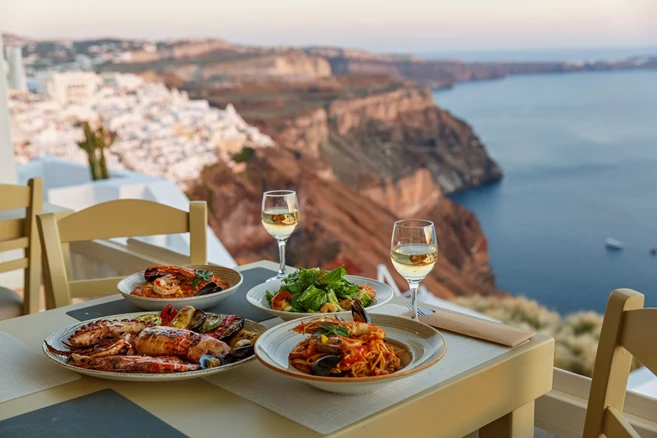 Restaurante sobre los acantilados de Santorini
