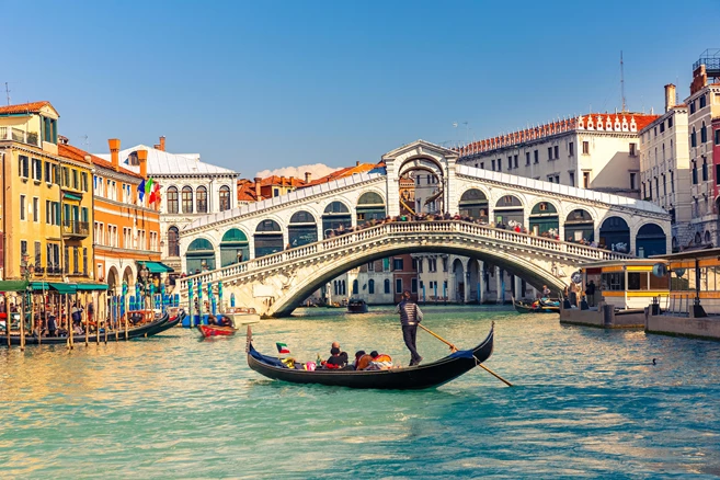 Góndola cerca del Puente de Rialto, en Venecia, Italia