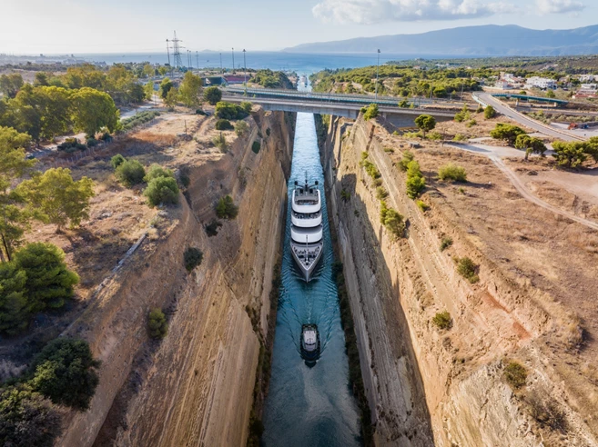 El Emerald Azzura cruzando el canal de Corinto