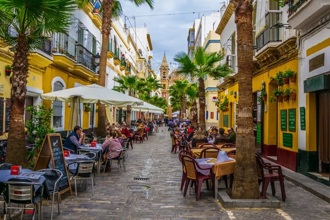 Lively streets of Cádiz