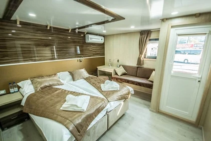 Markan main deck cabin