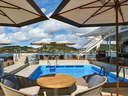 Piscina a bordo de Wind Surf