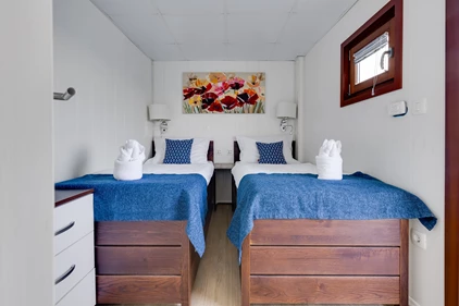 Felix main deck cabin